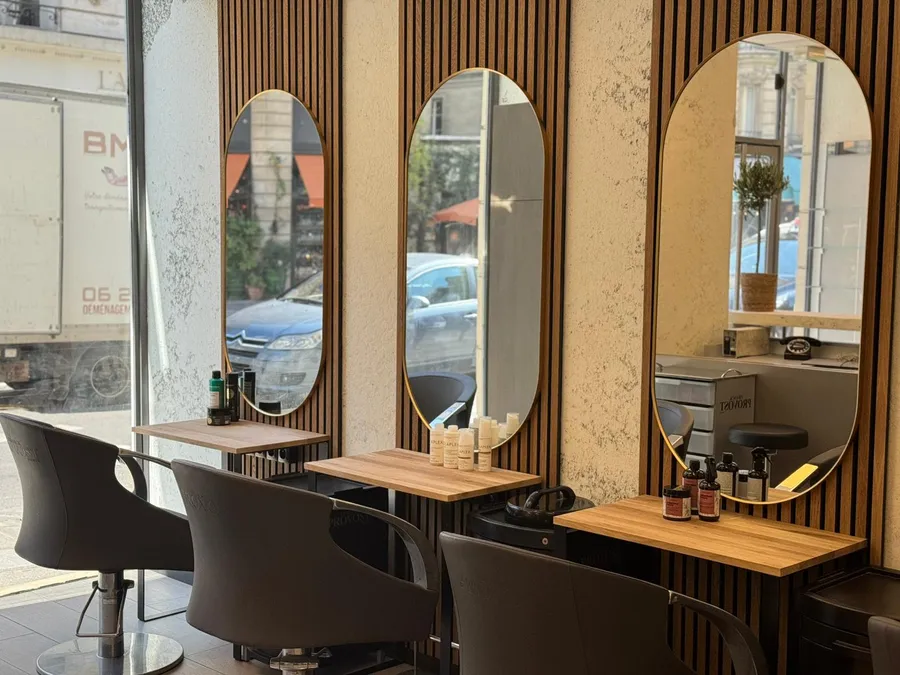 L'espace coiffure du salon Tandem, miroirs en arche et postes en bois