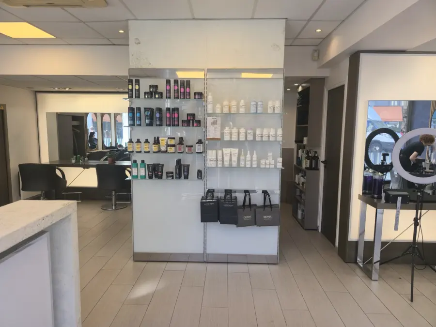 Mur de produits professionnels du salon Tandem